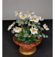 Букет жасмина из авантюрина, оникса и перламутра в корзинке  - цветы из камня 