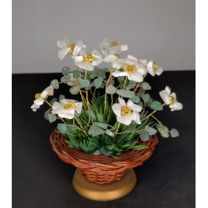 Букет жасмина из авантюрина, оникса и перламутра в корзинке  - цветы из камня 