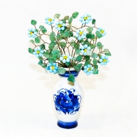 Букет незабудки из хаолита и авантюрина в вазе гжель - цветы из камня