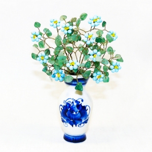 Букет незабудки из хаолита и авантюрина в вазе гжель - цветы из камня