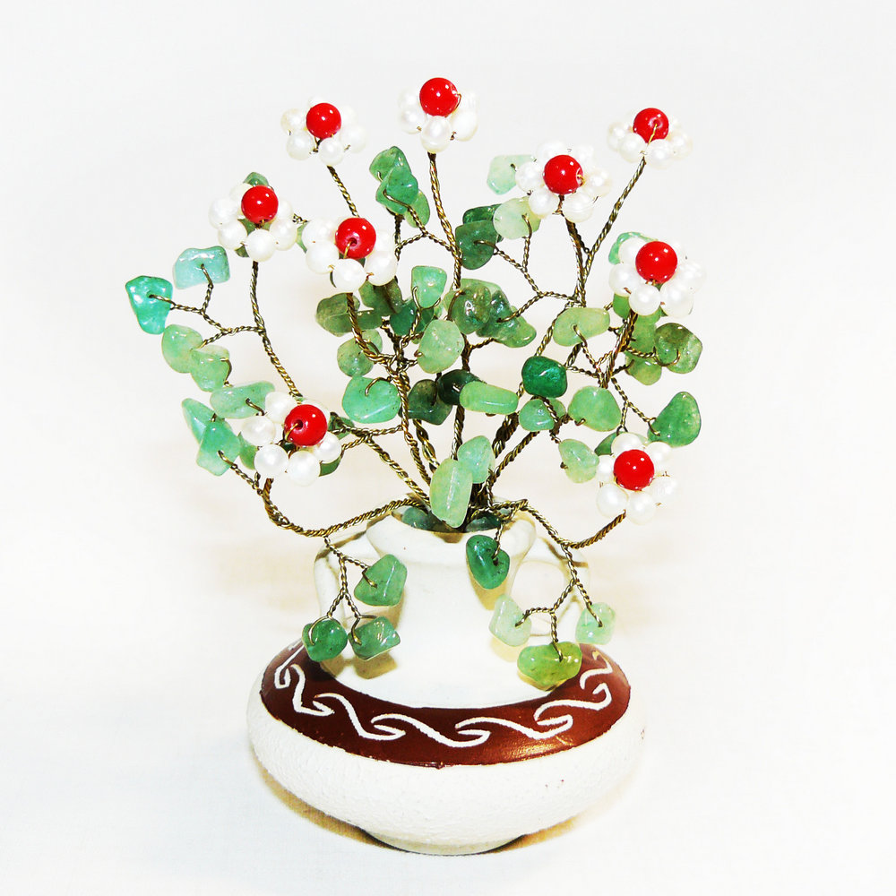 Букет шиповника из жемчуга, коралла и авантюрина в вазе - цветы из камня