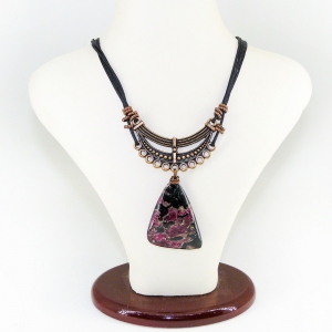 Кулон - подвеска из эвдиалита на шнуре - 48 см