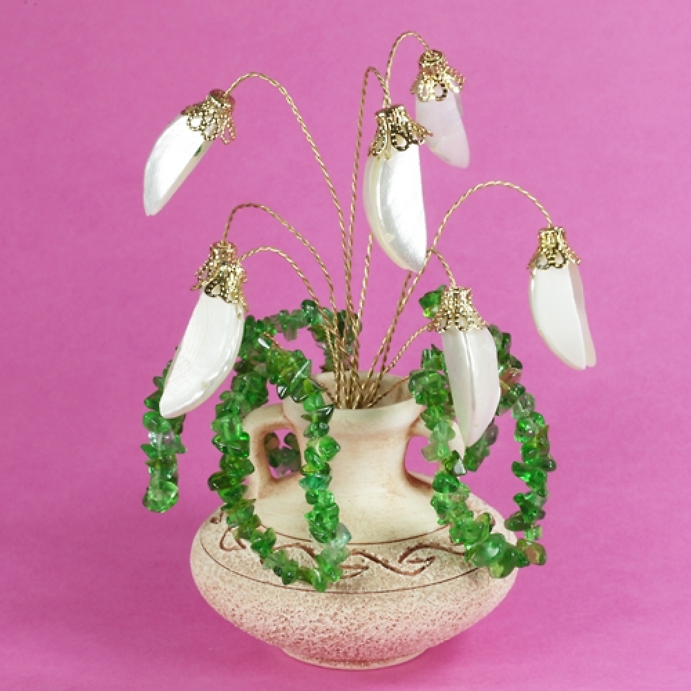 Букет с подснежниками из хризолита и перламутра в вазе антик - цветы из камня