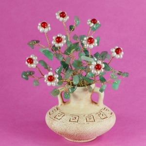 Букет шиповника из авантюрина, жемчуга и коралла в вазе антик - цветы из камня